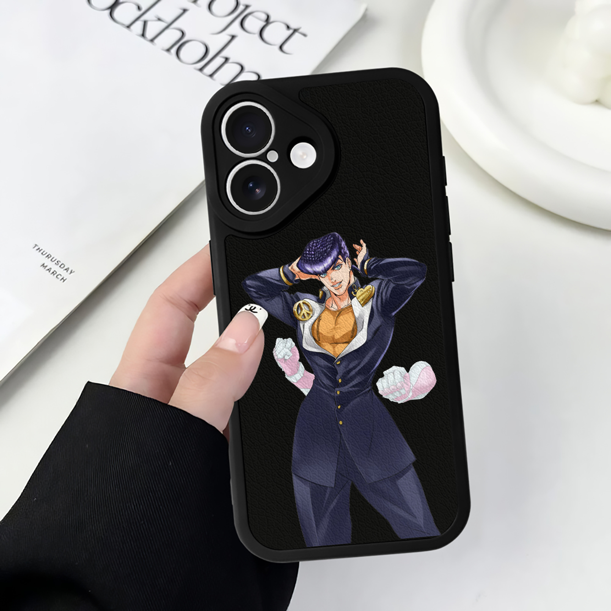 （画像用） ジョジョの奇妙な冒険 ひがしかた じょうすけ JoJo's Bizarre Adventure Higashikata Josuke 【iPhone 16シリーズ対応】シリコンスマホケース（レザー調） 材質：シリコン
